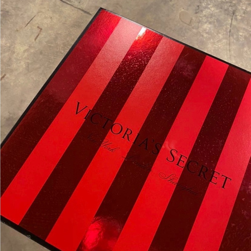 Victoria's Secret Shiny Red Box Collection - Picture 3 of 3